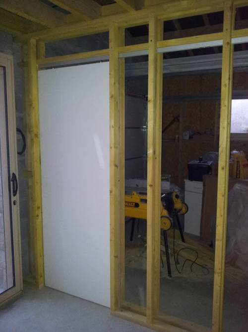 Créez une cloison intérieure en ossature bois intégrant une porte à galandage (partie 3)
